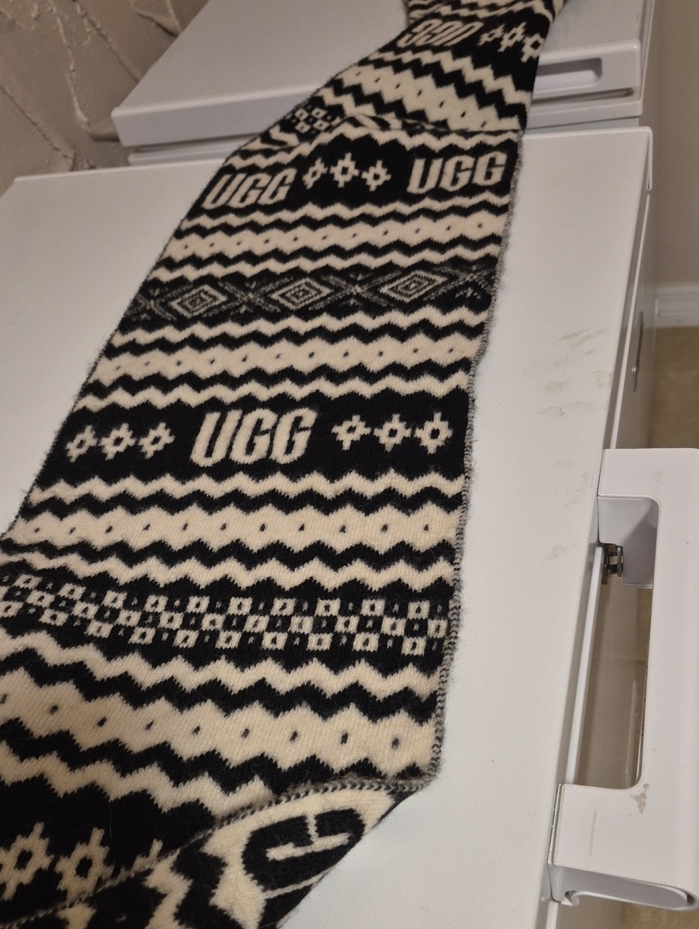 UGG Black and White Patterned Knit Scarf